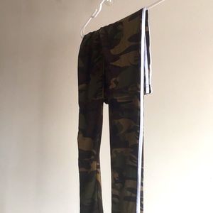 Army print leggings with side stripes